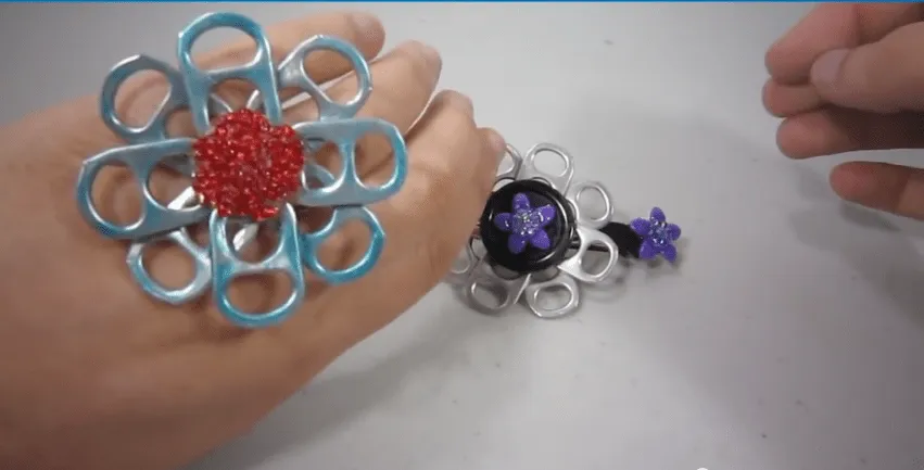 Reciclaje de anillas de latas: 5 accesorios con flores, por Merve ... Reciclaje de anillas de latas: 5 accesorios con flores, por Merve ...