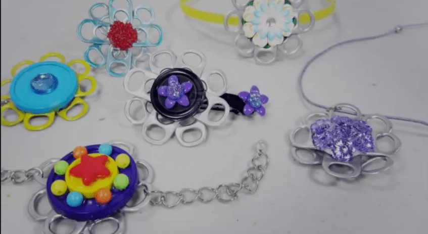 Reciclaje de anillas de latas: 5 accesorios con flores, por Merve ... Reciclaje de anillas de latas: 5 accesorios con flores, por Merve ...