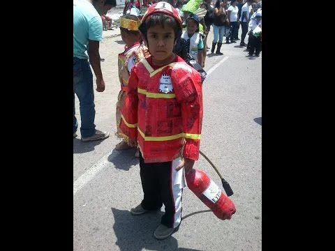 RECICLAJE DE PAPEL PERIÓDICO DISFRAZ DE BOMBERITO - YouTube RECICLAJE DE PAPEL PERIÓDICO DISFRAZ DE BOMBERITO - YouTube