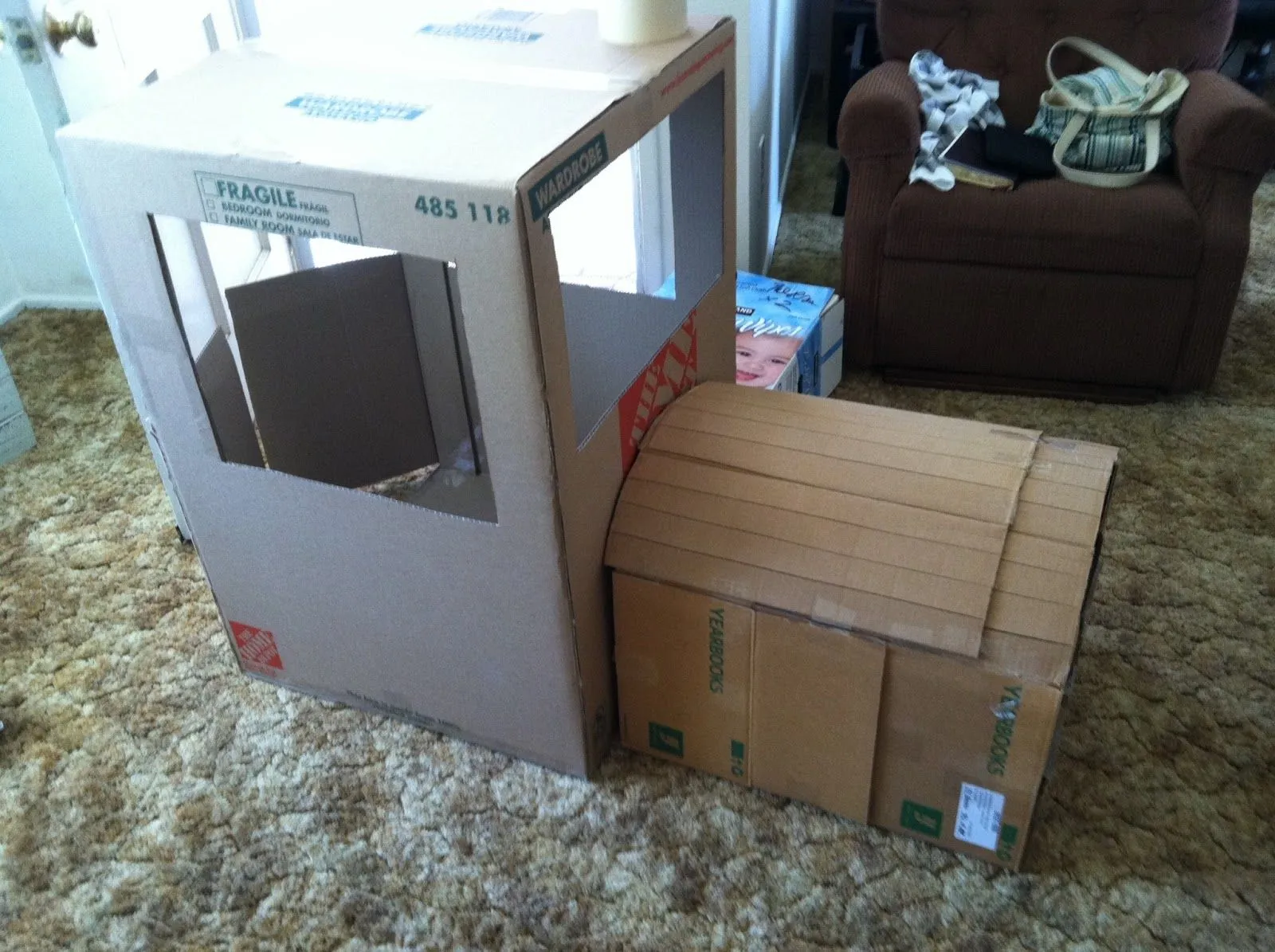 Reciclar cajas de cartón grandes haciendo un tren. | Quiero más diseño