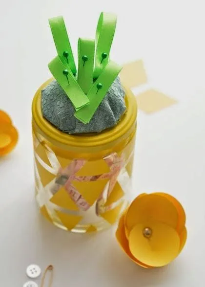 Cómo reciclar un frasco de vidrio en costurero con forma de piña ... Cómo reciclar un frasco de vidrio en costurero con forma de piña ...
