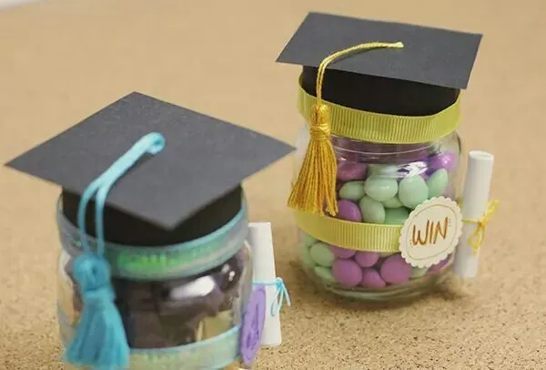 Para los recién graduados: Frascos reciclados, con birrete. Acá el ...