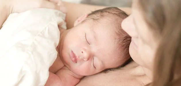 recien-nacido-con-madre- ...