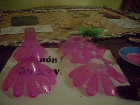 Reciplast.: CARTELERA DECORADA CON FLORES DE BOTELLAS Reciplast.: CARTELERA DECORADA CON FLORES DE BOTELLAS