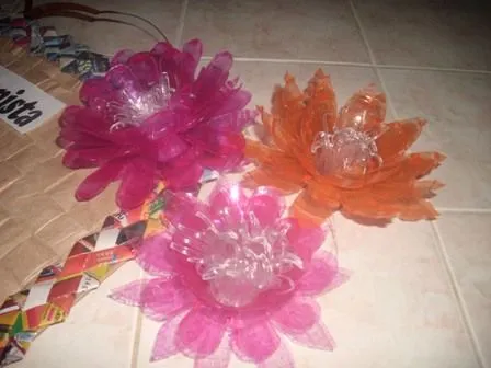 Reciplast.: CARTELERA DECORADA CON FLORES DE BOTELLAS