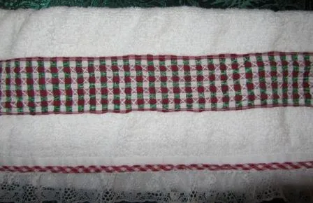 Recordando el ayer: Bordados en Cinta para toallas en Navidad. Recordando el ayer: Bordados en Cinta para toallas en Navidad.