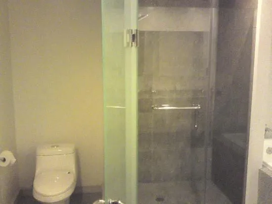 La regadera y el baño de la habitacion principal separados por un ... La regadera y el baño de la habitacion principal separados por un ...