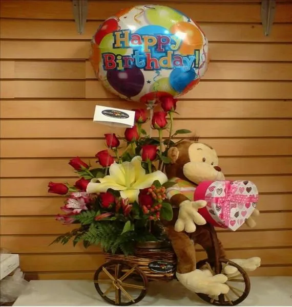 Regala arreglo floral en base de bicicleta, con globo y muñeco de ... Regala arreglo floral en base de bicicleta, con globo y muñeco de ...