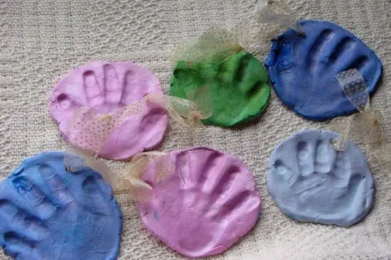 Regala tu Huella sobre Arcilla de Colores | Manualidades Infantiles