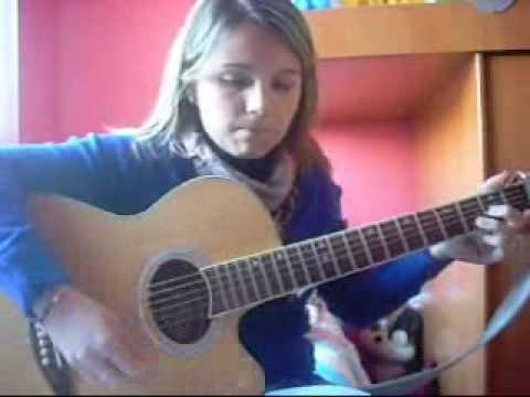 Te regalo la luna Paqui Jiménez tocando la guitarra y cantando ... Te regalo la luna Paqui Jiménez tocando la guitarra y cantando ...