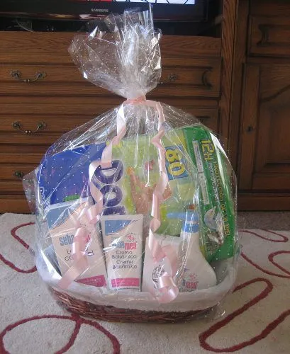 Regalo práctico: cesta con productos de higiene para el recién nacido Regalo práctico: cesta con productos de higiene para el recién nacido