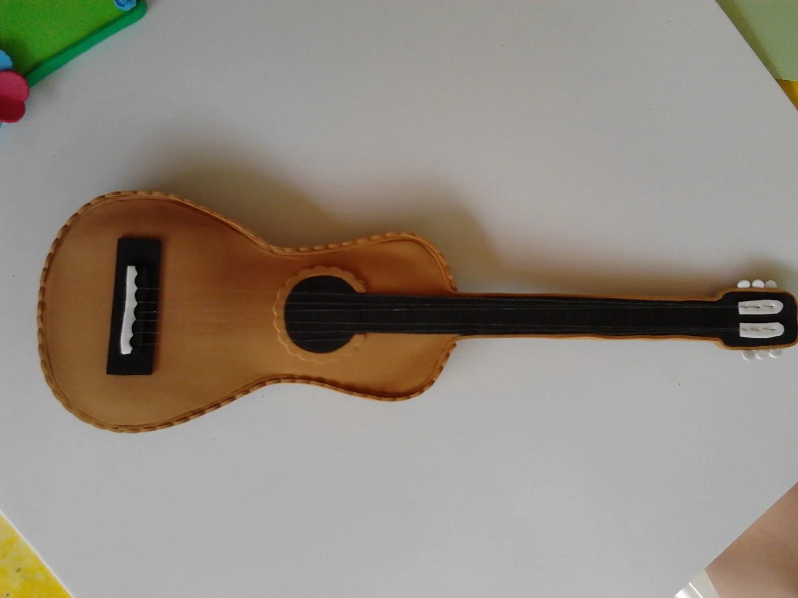 Como hacer una guitarra de foami - Imagui