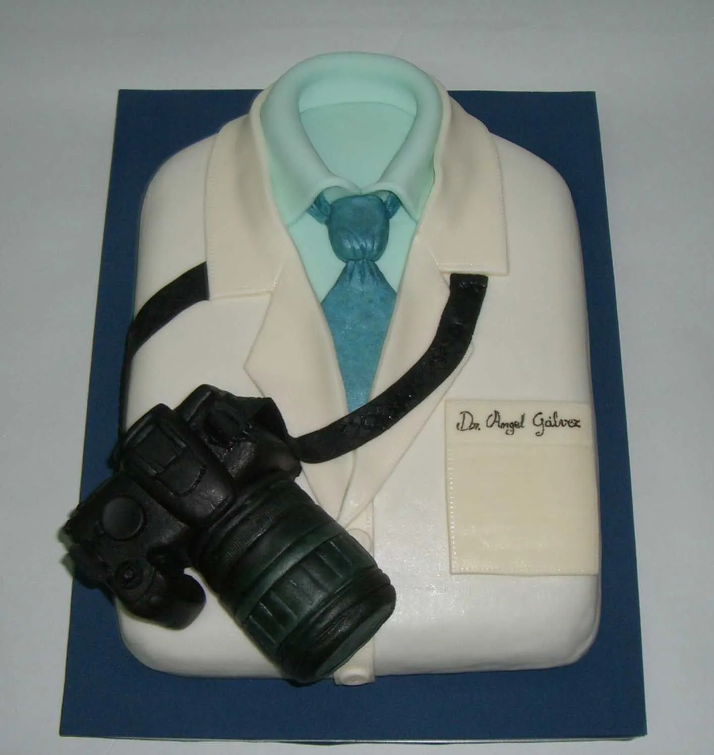 REGINA - TARTAS CON ARTE: Tarta bata de médico y camara Reflex. REGINA - TARTAS CON ARTE: Tarta bata de médico y camara Reflex.
