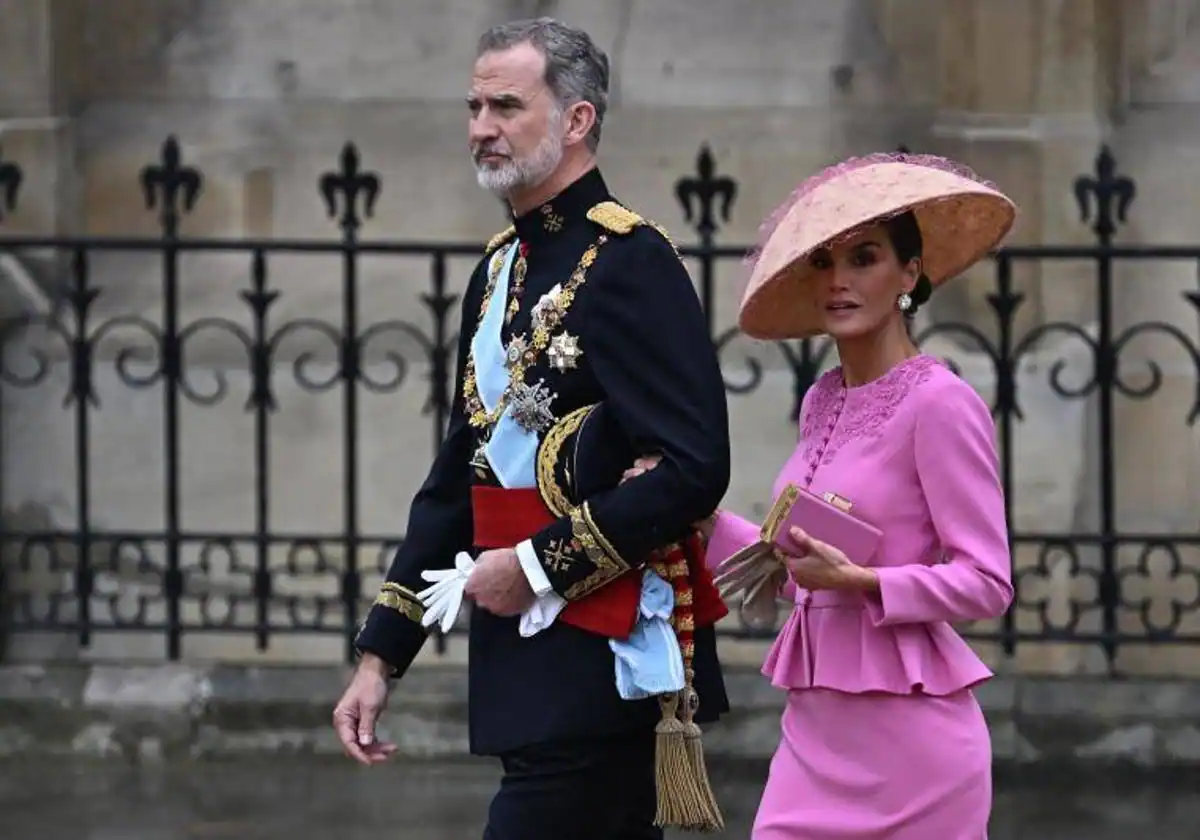 La reina Letizia deslumbra en la Coronación de Carlos III con un dos piezas  de Carolina Herrera y pamela | Diario Sur