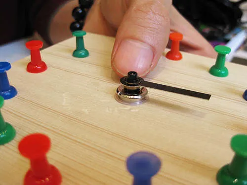 Cómo hacer un reloj de madera y tachuelas