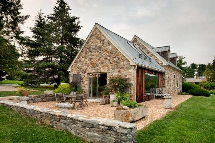Remodelación de casa de piedra y madera en el campo [Proyecto de ...