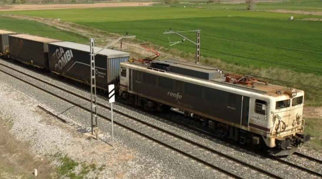 Renfe Mercancías ha vendido 33 locomotoras y 204 vagones por un importe de 3,8 millones de euros | Novologistica.com Renfe Mercancías ha vendido 33 locomotoras y 204 vagones por un importe de 3,8 millones de euros | Novologistica.com