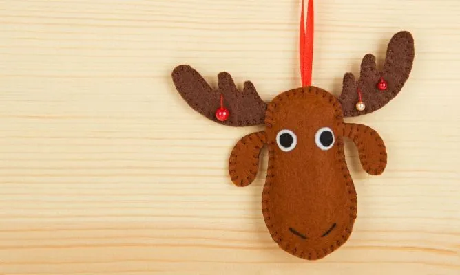 Cómo hacer un reno navideño de fieltro
