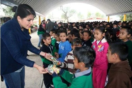Reparten aguinaldos a los niños de las comunidades de ...