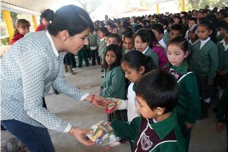 Reparten aguinaldos a los niños de las comunidades de ...