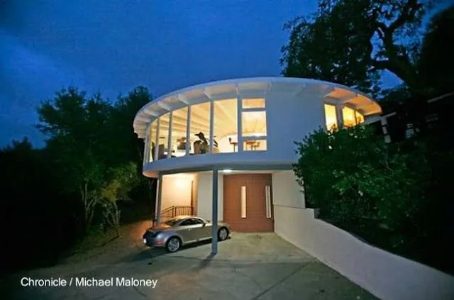 Residencia redonda contemporánea en California.