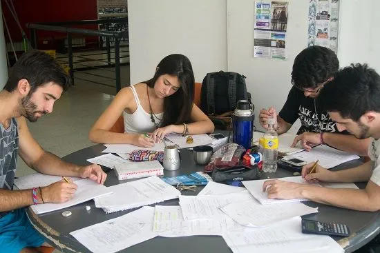 Imagenes alumnos estudiando - Imagui