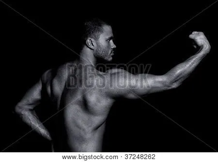 Retrato de un chico guapo mostrando su poder. Blanco y negro Fotos ... Retrato de un chico guapo mostrando su poder. Blanco y negro Fotos ...