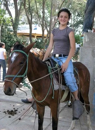 Retrato de una joven bonita en caballo - Portrait of a pretty ...