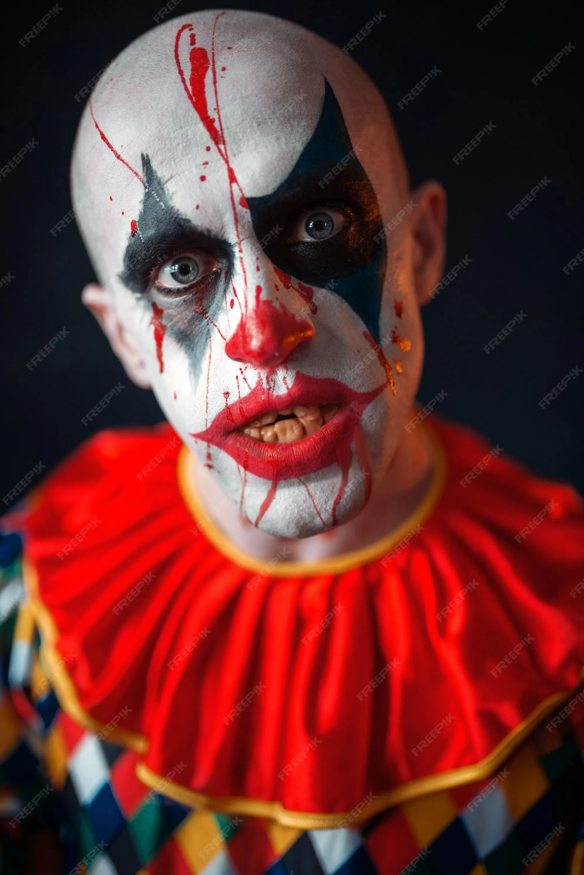 Retrato de payaso loco sangriento, cara en sangre. hombre con maquillaje en disfraz de halloween, loco loco | Foto Premium Retrato de payaso loco sangriento, cara en sangre. hombre con maquillaje en disfraz de halloween, loco loco | Foto Premium