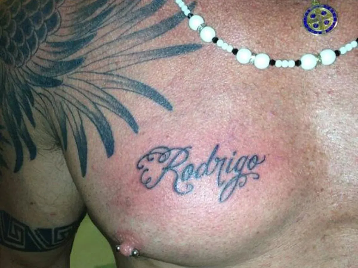 Ricardo Fort se tatuó el nombre de su novio en el pecho - Infobae Ricardo Fort se tatuó el nombre de su novio en el pecho - Infobae