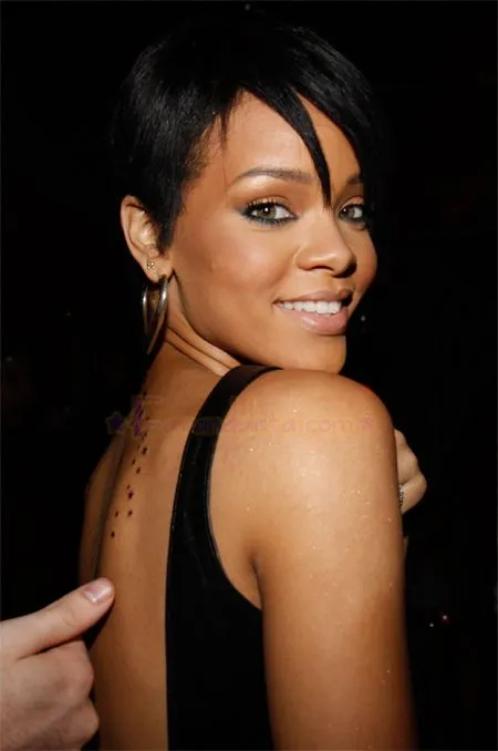 Rihanna y su nuevo tattoo – lluvia de estrellas ... Rihanna y su nuevo tattoo – lluvia de estrellas ...