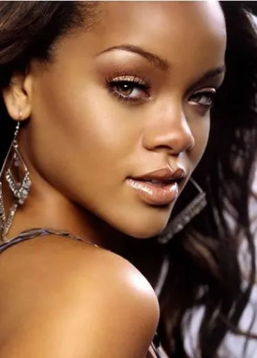 RIHANNA,¿ COMO HA SIDO SU VIDA?