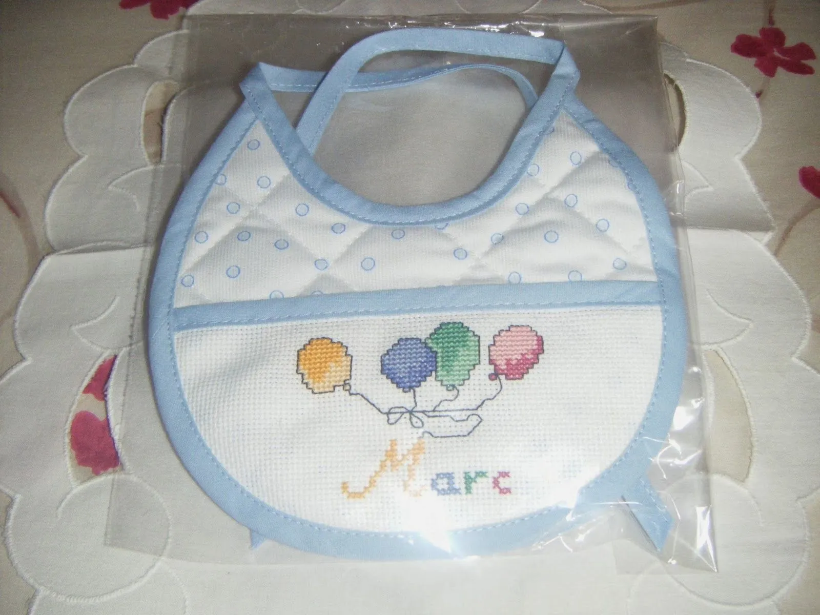 Tu Rincón Del Punto: Babero con globos para Marc Tu Rincón Del Punto: Babero con globos para Marc