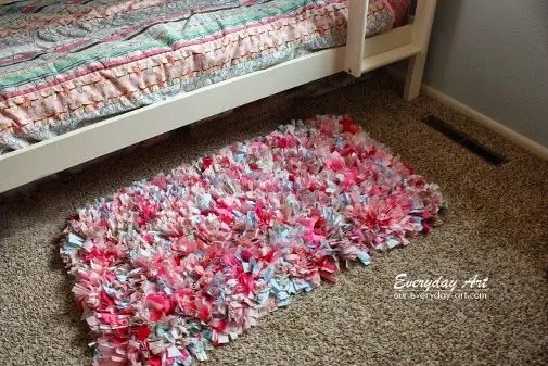 MI RINCÓN DE SUEÑOS: ALFOMBRA CON TELA RECICLADA
