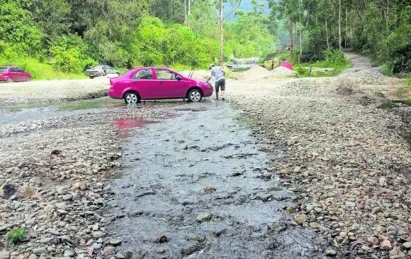 Aún usan el río Medellín para lavar carros y motos