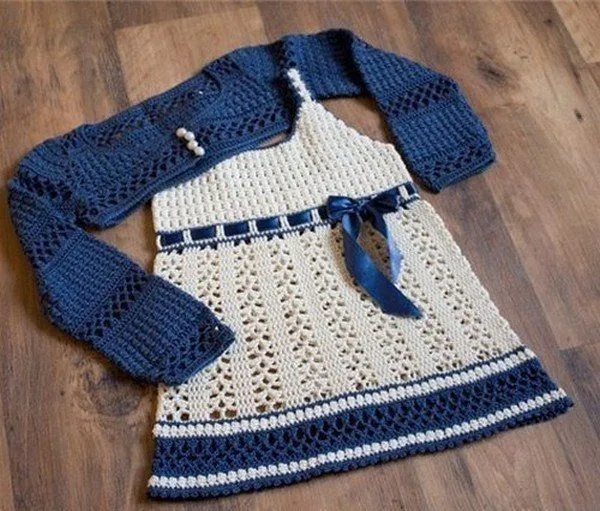 Robe blanche et son gilet bleu , avec ses grilles gratuites ...