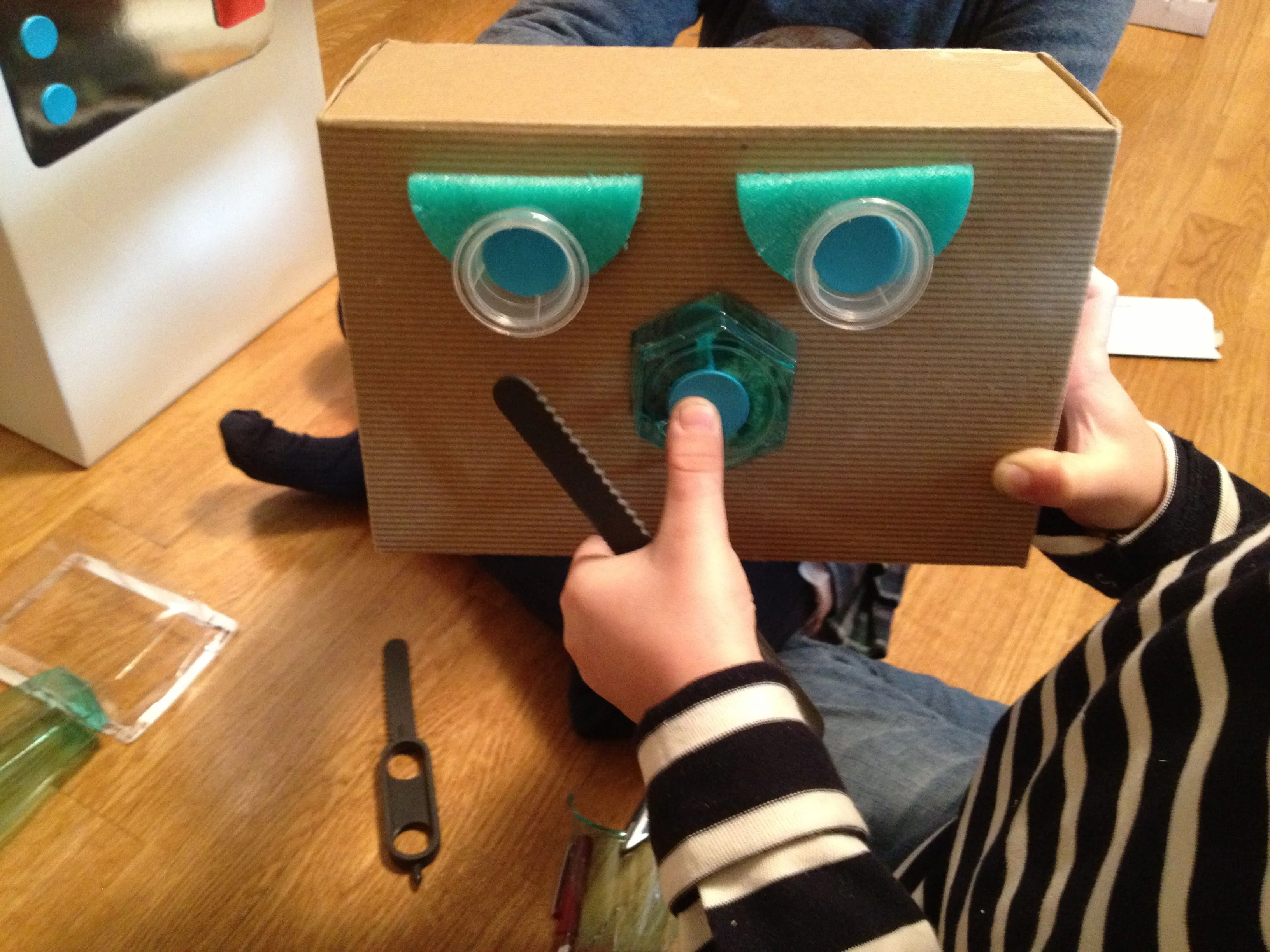Como hacer un robot de carton facil - Imagui