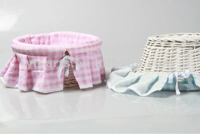 Ronda de color rosa y azul cuadrados de la cesta de mimbre con ... Ronda de color rosa y azul cuadrados de la cesta de mimbre con ...