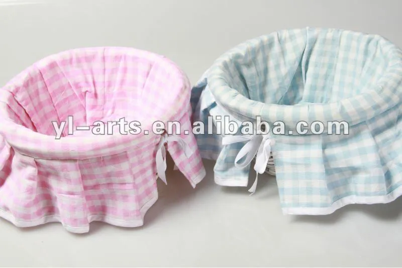 Ronda de color rosa y azul cuadrados de la cesta de mimbre con ... Ronda de color rosa y azul cuadrados de la cesta de mimbre con ...