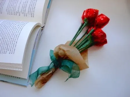 Rosas de chocolate para regalar - Guía de MANUALIDADES Rosas de chocolate para regalar - Guía de MANUALIDADES