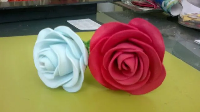 Rosas de goma eva con moldes - Imagui