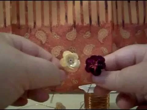 Cómo hacer unas Rosas con lentejuela y chaquira. - YouTube Cómo hacer unas Rosas con lentejuela y chaquira. - YouTube