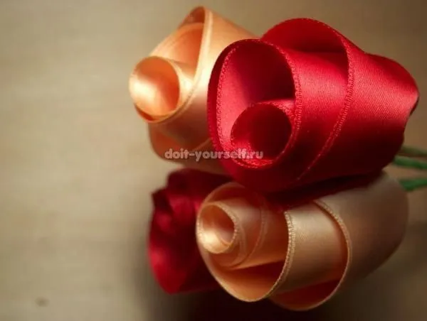 Como hacer rosas con listones paso a paso | Creacions manuals ... Como hacer rosas con listones paso a paso | Creacions manuals ...