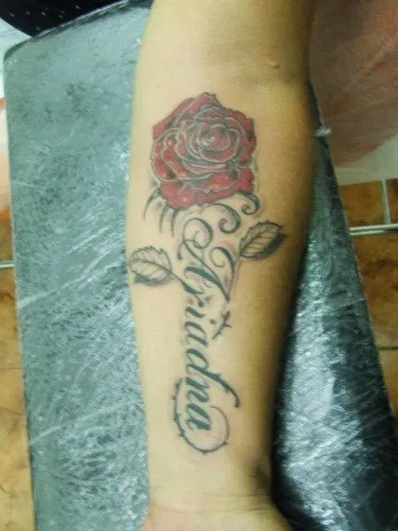 Tatuajes de rosas con nombres - Imagui