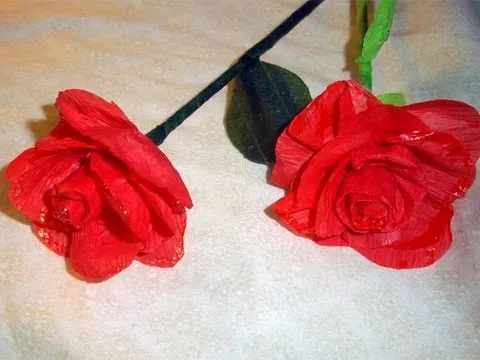 Cómo hacer rosas con papel crepé que parecen de verdad - YouTube Cómo hacer rosas con papel crepé que parecen de verdad - YouTube