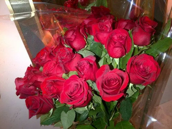 Rosas rojas y una tarta de chocolate muy española para celebrar el ... Rosas rojas y una tarta de chocolate muy española para celebrar el ...