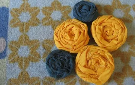 Cómo hacer rosas de tela - Guía de MANUALIDADES Cómo hacer rosas de tela - Guía de MANUALIDADES