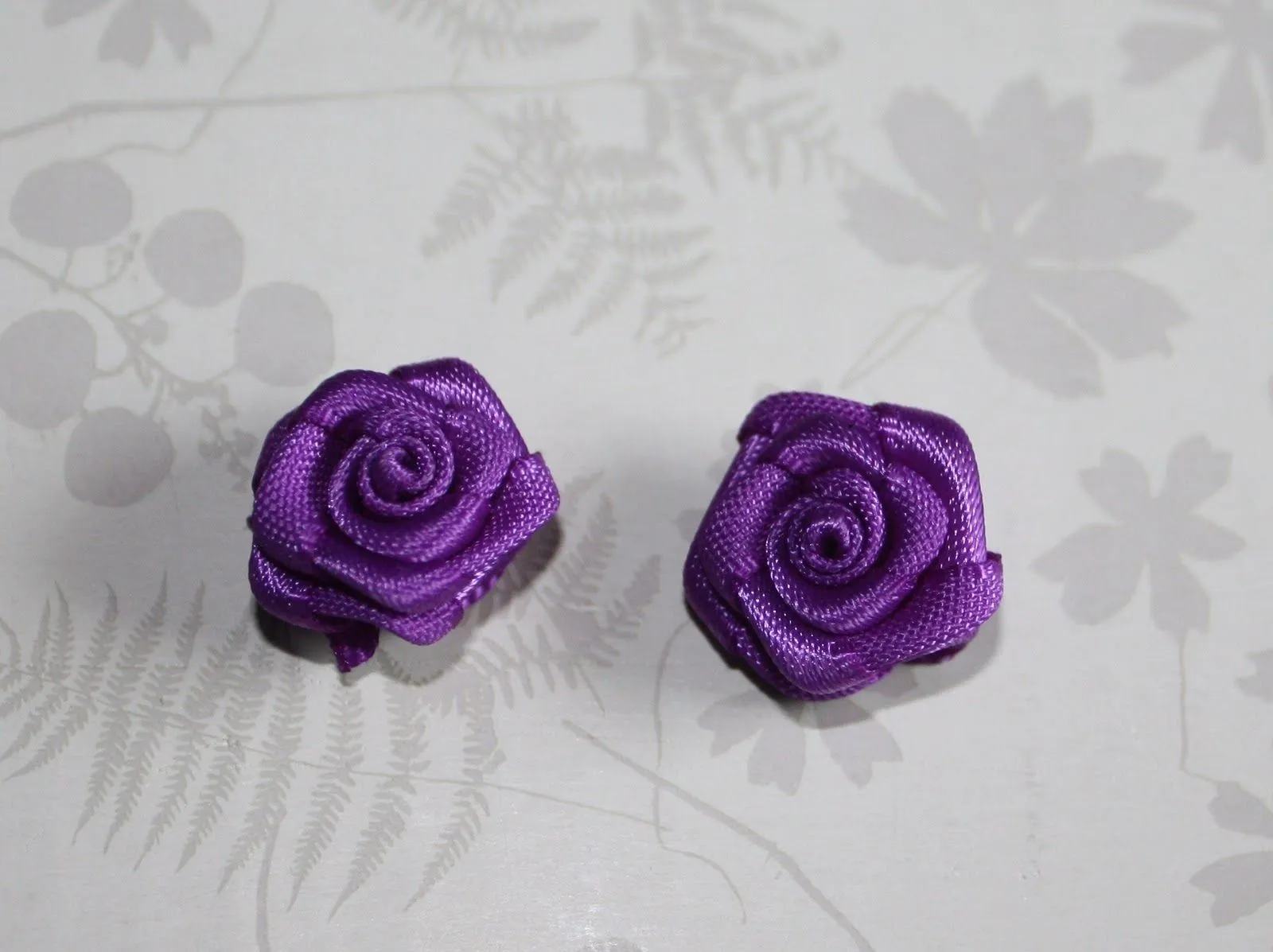 Rosas de tela moradas 15mm de ancho: 0,50 euros/ud Rosas de tela moradas 15mm de ancho: 0,50 euros/ud