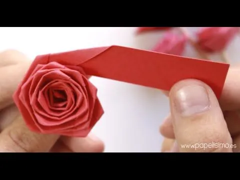 Cómo hacer rosas con una tira de papel (tipo quilling) - YouTube Cómo hacer rosas con una tira de papel (tipo quilling) - YouTube