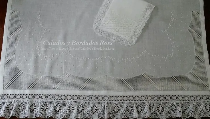 sabanilla, bordada a base de bodoques y calada; en tela de rami, y ... sabanilla, bordada a base de bodoques y calada; en tela de rami, y ...